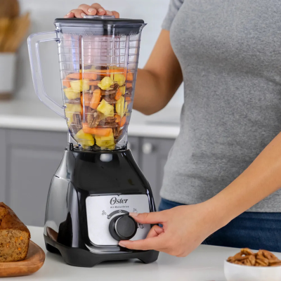 OSTER LICUADORA CON JARRA DE PLASTICO DE PERILLA COLOR NEGRA