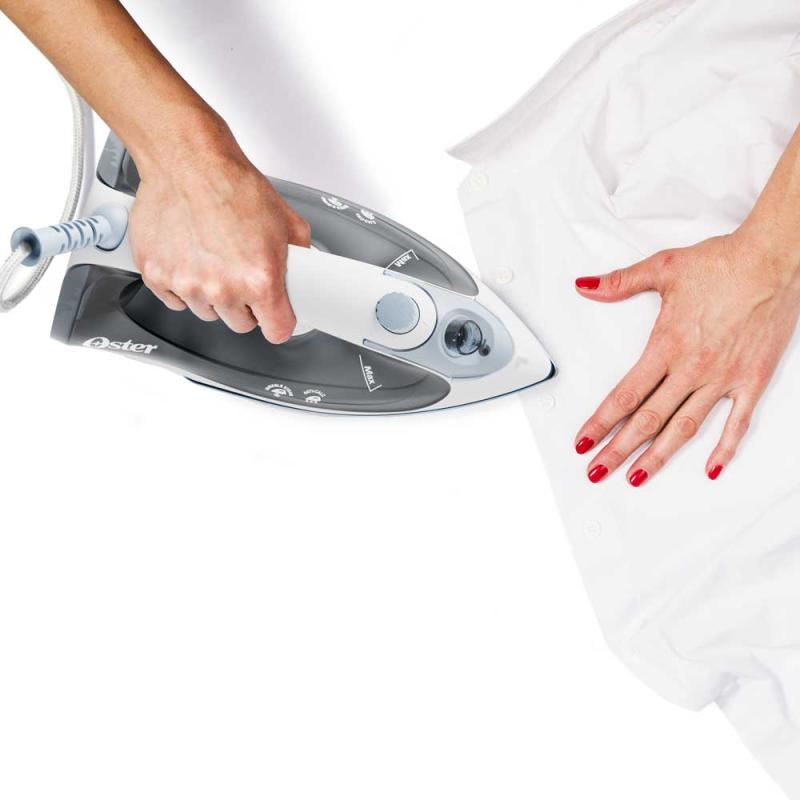 Oster Plancha para ropa a vapor compacta gcstbs